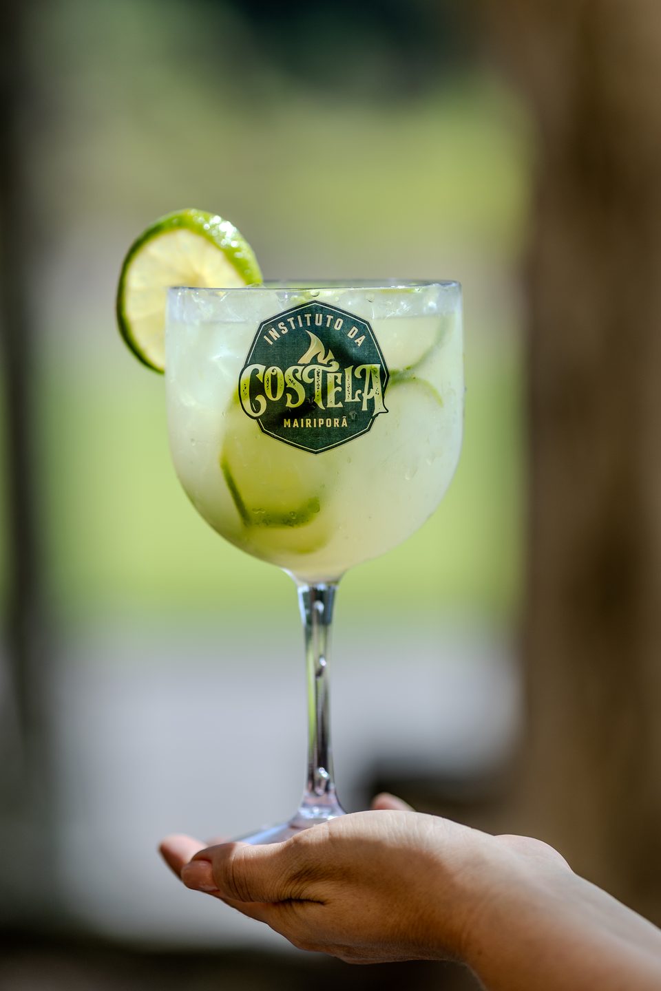 Caipirinha de limão servida na taça com o selo do Instituto da Costela