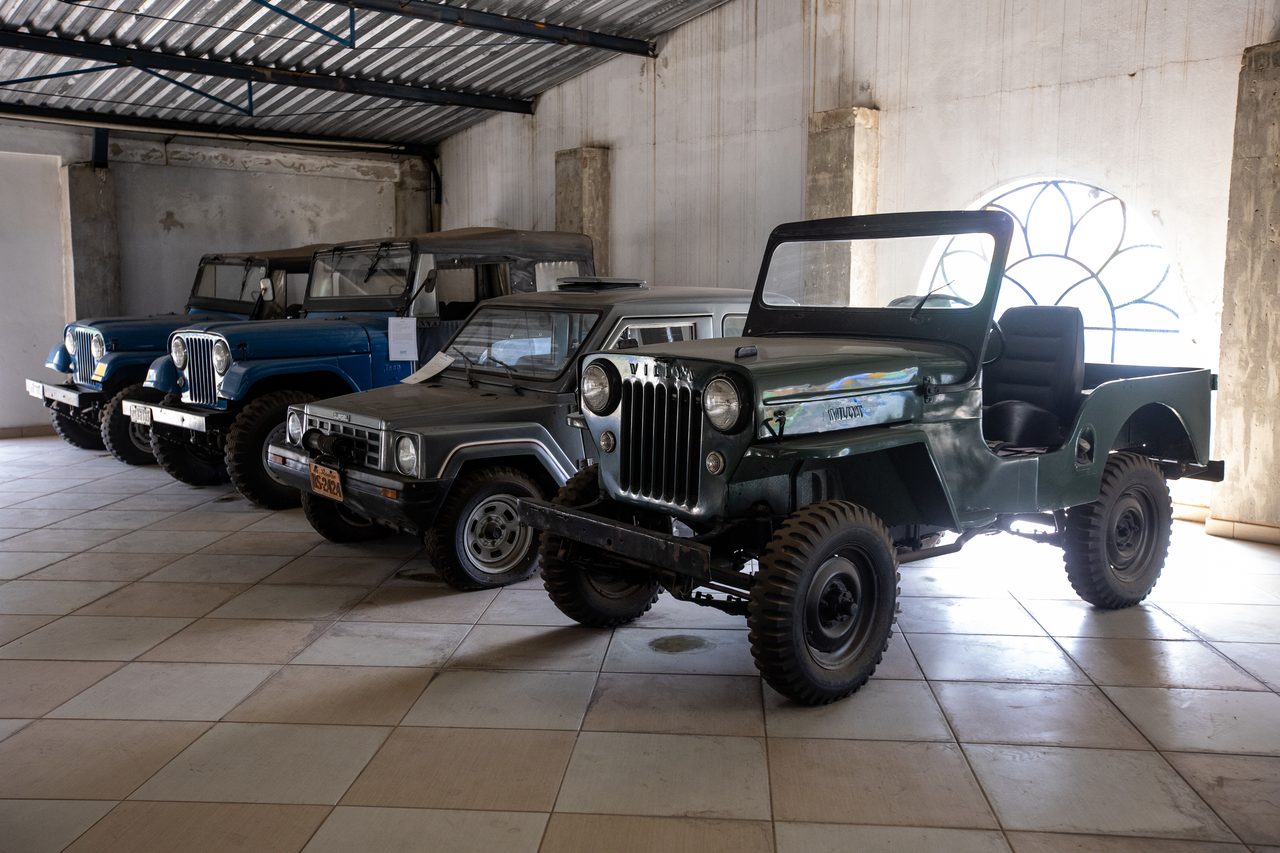 Utilitários militares e carros antigos restaurados expostos lado a lado no museu